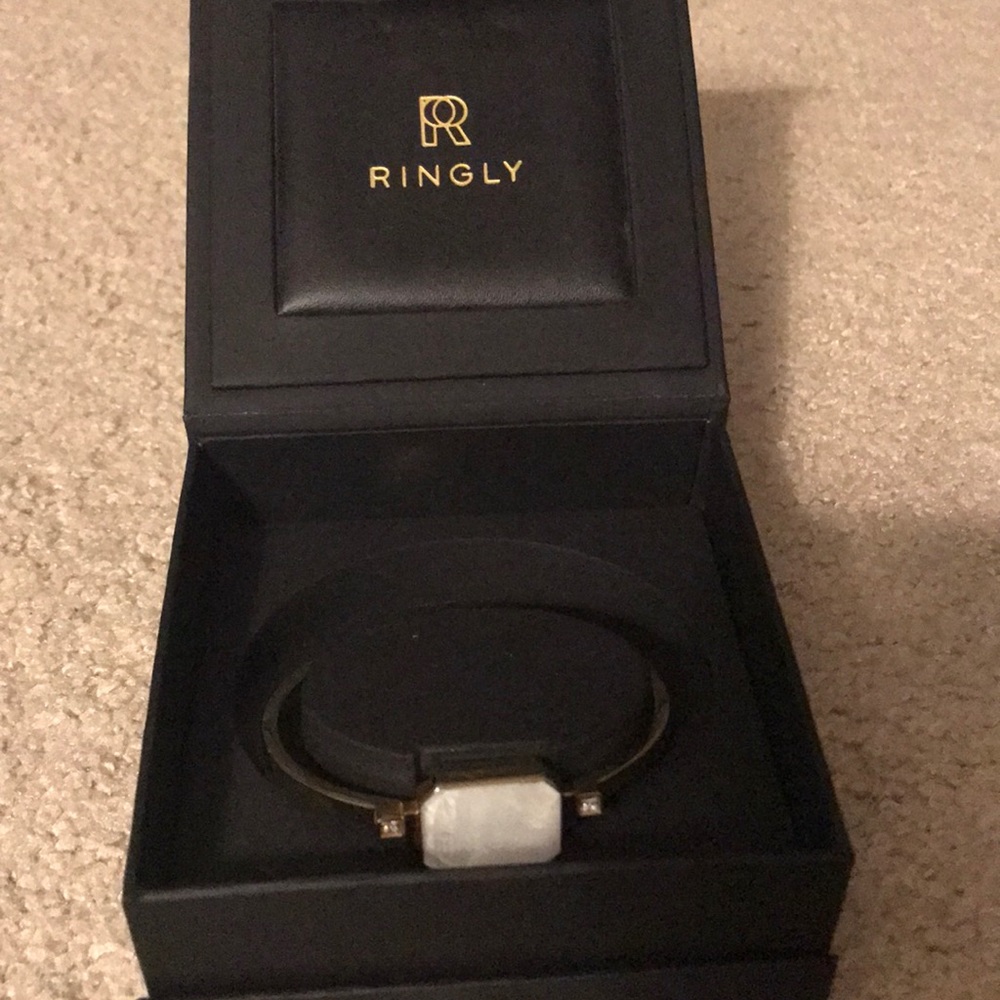 ACTIVITY TRACKING BRACELET (Ringly)
